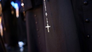 Kňaz podľa obžaloby kradol príspevky, užíval drogy a mal sexuálne aféry